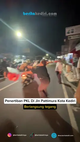 Pemerintah Kota Kediri bersama tim gabungan kembali melakukan penertiban pedagang kaki lima yang masih berjualan di area terlarang. Penertiban dilakukan di Jalan Pattimura, Kota Kediri, pada Jumat (23/5/2025). Suasana sempat memanas, pedagang terlibat adu argumen dengan petugas di lapangan. Langkah ini diambil untuk menjaga ketertiban, kenyamanan, dan keindahan ruang publik. #beritakediriraya #kediri24jam #beritaterkini #beritaterbaru #kediri #beritaviral #fypage #InfoKediri #BeritaKediri #PemkotKediri #PenertibanPKL #PKLKediri #JalanPattimura #KediriTertib #SatpolPPKediri #BeritaKediri #InfoKediri #KediriHariIni #TertibkanPKL
