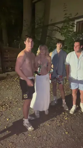 throwback to maybe the funniest moment of last year. well definitely not the funniest moment. BUT a funny funny moment.