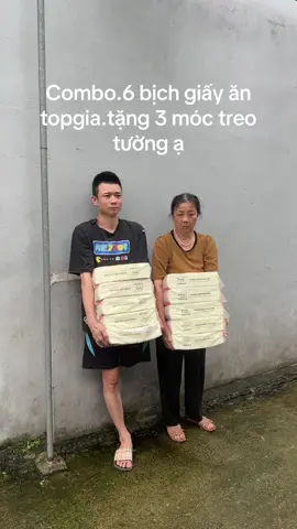 Thương mẹ phải bán hàng cùng😥#khangiaytopgia #giayancaocap #me #xuhuong 