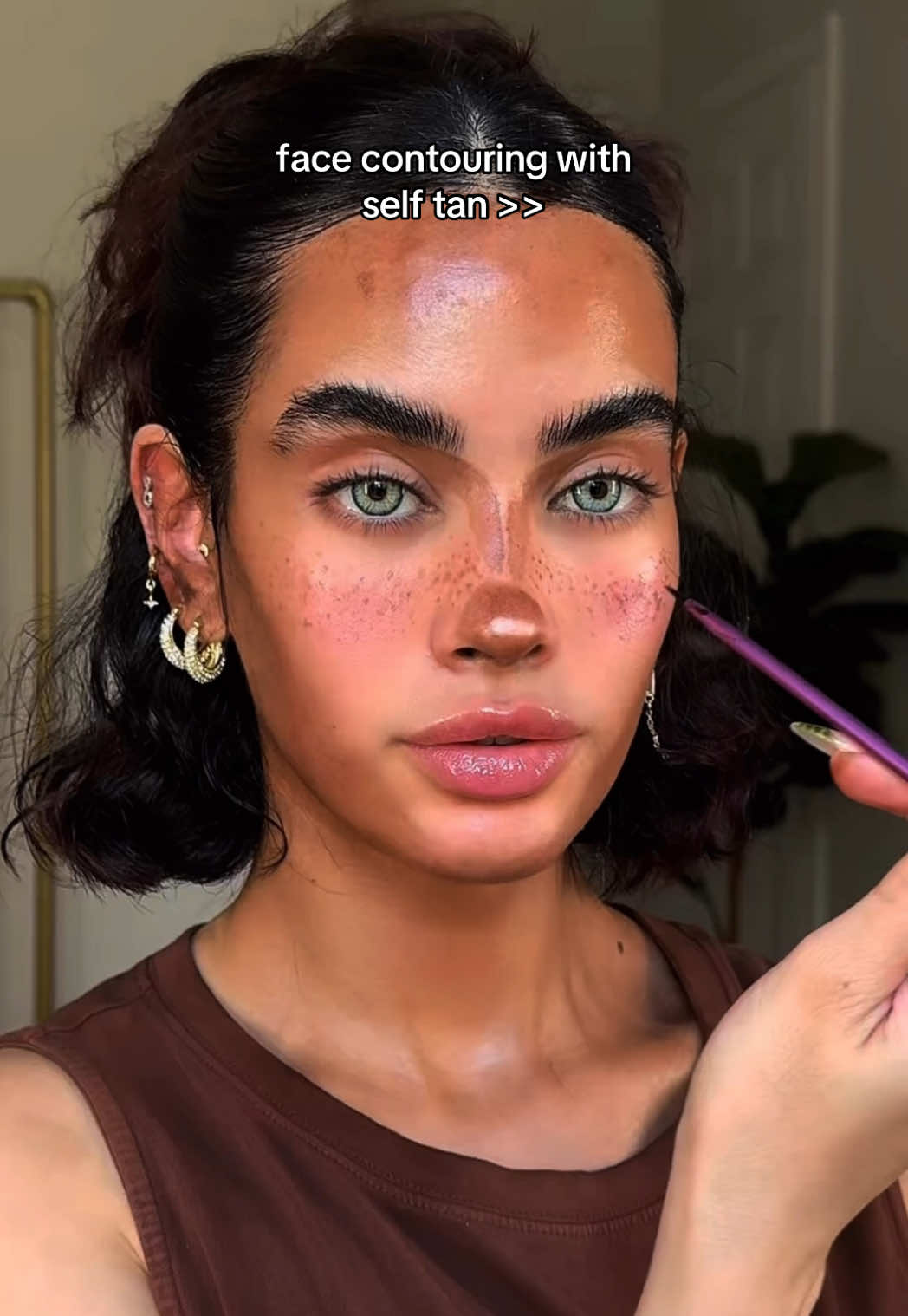 Face contouring is the new “no makeup makeup” - using our Self Tan Mousse in shade ‘Ultra Dark’ 👀🤎 #contour #facecontouring #selftan #faketan 