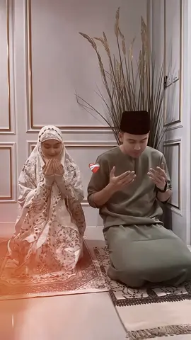 Kita dua pelaut di lautan luka, berlayar dari pelabuhan yang berbeda, dengan perahu rapuh dan layar cerita, dipertemukan angin, bukan sengaja. Langit kadang muram, kadang berbintang, ombak memisah, lalu saling mengguncang. Tapi tiap kali hampir karam dan hilang, kita memilih tetap berjalan... tanpa pulang. Aku bukan nahkoda yang selalu tahu arah, kau pun tak selalu bisa membaca gelombang pasrah. Tapi kita belajar dari tiap retak layar, menambal luka dengan sabar yang mekar. Tak ada peta yang bisa tunjukkan dermaga, hanya rasa yang jadi kompas di dada. Dan saat akhirnya kita bersandar bersama, kita tahu: lautan ini bukan sekadar air, tapi asmara. 𝄞☁︎｡⋆｡ ﾟ☾ ﾟ｡⋆🌊⋆｡𖦹 °.🐚⋆❀˖ • • • #wedding #pasanganhalal #oneday #whityou #masyaallahtabarakkallah #syaircinta #sajak #puisi #tulisantangan #kananasjh #sastra  #bollywood #bollywoodsong #india #viralvideo #fyppppppppppppppppppppppp 