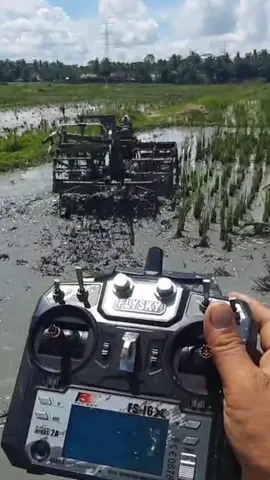 Mesin Traktor Remote Control mantap sekarang peralatan pertanian canggih dan modern, mesin traktor sudah bisa di kontrol dari jarak jauh, ini sangat  mempermudah dan meringankan aktivitas para petani. #amankubuy #aktivitaspetani #alatpertanian #alatpertanianmodern #alatcanggihpertanian #mesintraktor #mesintraktorremotekontrol #traktorremot #traktorremotecontrol #petaniindonesia🇮🇩🇮🇩🇮🇩🌿 #petanibanjar #videoviral #petaniviral ##videotiktok #fyp 