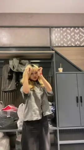 Cropshirt+ baggy Jean လေးလာဝယ်လို့ရတယ်နော် kittစီမှာလူလေးလည်းလှတယ်မို့လား🤣#fyp #foryoupage #fypviralシ #tiktokviral #fypシ゚ 