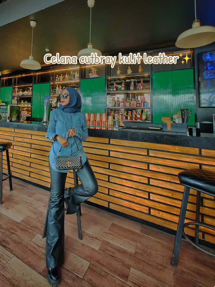 Ngga perlu mahal buat tampil kece ✨🤭 samaan yukkk CO celana cutbray leathernya di jamin bikin kaki kalian terlihat jenjang 😍 . . #outfit #dailyoutfits #guncang66 #guncang66sale #bigsale #leatheroutfit #ootdinspiration #ootdhijab #celanacutbray #celanacutbraywanita #celanacutbrayhighwaist 