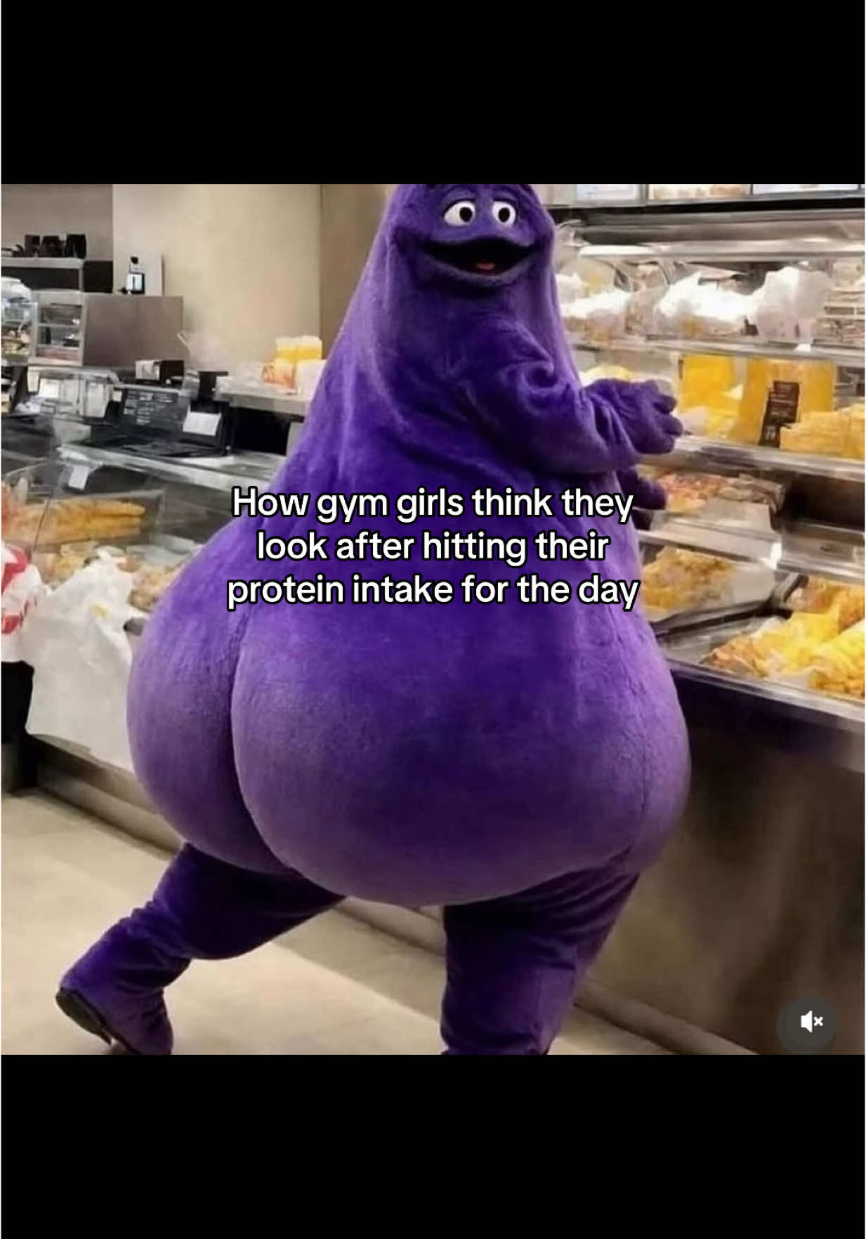 GUYS I CANT STOP LAUGHING 🤣🤣🤣 #gymgirlfunnyvideo #proteinintakeforglutegrowth #funnygymtok 