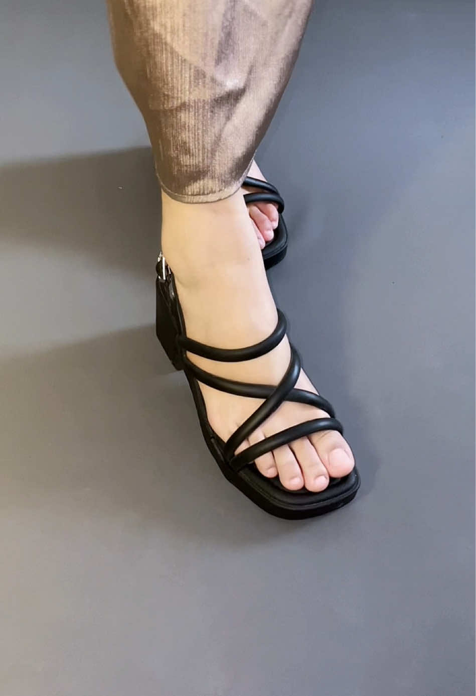 Pasti aweett bgt sih punya sandal ini karna bahan nya sudah full karett 🫶🏻💕 #sandal #sandalwanita 