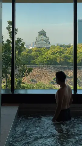 โรงแรมโอซาก้าเปิดใหม่ วิวปราสาทโอซาก้าสวยมาก 😍✨ 📍 Patina Osaka โรงแรมใหม่ล่าสุดที่เพิ่งเปิดไม่นานนี้ บอกเลยว่าตกหลุมรักมาก ทั้งดีไซน์โมเดิร์น มีศิลปะ และยังเชื่อมโยงกับวัฒนธรรมญี่ปุ่นได้อย่างลงตัว ทุกดีเทลคือความหรูที่รู้สึกได้ ตั้งแต่บรรยากาศในห้องที่สงบ ไปจนถึงการออกแบบที่สวยทุกมุม  แต่ที่สุดคือ วิวปราสาทโอซาก้าที่เห็นจากห้องแบบเต็มๆตา ตื่นมาก็เจอเลย  #PatinaOsaka #PatinaHotels #Patina #โอซาก้า #รีวิวที่พักโอซาก้า #ที่พักญี่ปุ่น #ญี่ปุ่น #เที่ยวญี่ปุ่น #ทริปญี่ปุ่น #เที่ยวโอซาก้า #ที่พักโอซาก้ท #ปราสาทโอซาก้า #วิวปราสาทโอซาก้า#วิวปราสาทโอซาก้าา #tiktokพาเที่ยว 