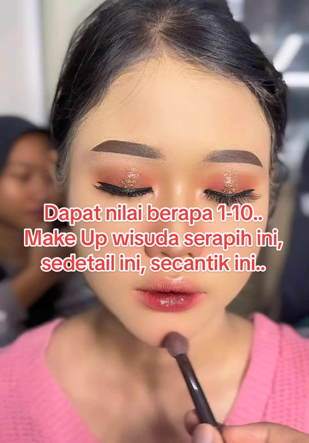 Nilai berapa dari 1-10… Make Up wisuda serapih ini, se detail ini, secantik ini.. #makeupgraduation #makeupwisuda #transisimakeup #zoommakeup #fyppppppppppppppppppppppp #fypシ゚viral #fyplewatberanda #fyp24jam #masukberanda #muapativiral #muapati #muakudus #muasemarang #muablora #muapurwodadi #muasolo #muarembang #tutorialmakeup 