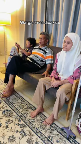 Dipaksa melihat & mendengar.