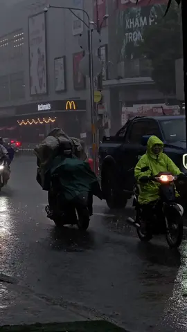 Sài Gòn mưa...#story #mưa #sg #xuhuong 