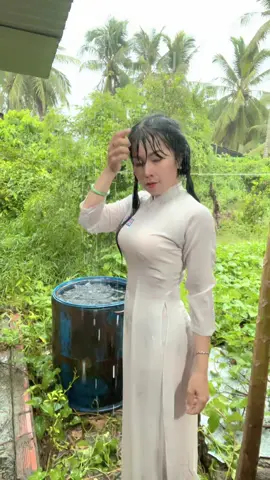 #Mỗi lần mưa về là lòng nhớ xưa một thời vậy á... hong có trùm áo mưa đâu... ướt mẹp về tới nhà.. nghèo lắm cái bịt xà bông nét đựng tập á#tiktok  giải trí