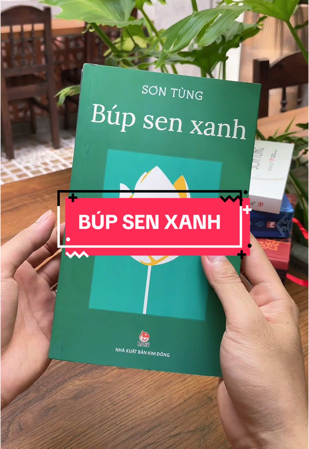“Búp Sen Xanh – Tuổi thơ vĩ đại của vị Cha già dân tộc. Không phải bằng những chiến công, Búp Sen Xanh kể về tuổi thơ giản dị nhưng phi thường của cậu bé Nguyễn Sinh Cung – người sau này trở thành Chủ tịch Hồ Chí Minh vị Lãnh tụ vĩ đại của dân tộc. Qua ngòi bút mộc mạc và sâu lắng của nhà văn Sơn Tùng, từng trang sách hiện lên hình ảnh một cậu bé thông minh, giàu lòng yêu nước, được nuôi dưỡng bởi gia đình nho học, những cuộc trò chuyện cùng các bậc trí sĩ, cùng những mất mát tuổi thơ khiến người đọc không thể cầm nước mắt. Cuốn tiểu thuyết không chỉ là hồi ức cảm động về một vĩ nhân, mà còn là món quà quý giá giúp thế hệ hôm nay hiểu hơn về cội nguồn lý tưởng của Bác Hồ. Đọc Búp Sen Xanh để tìm thấy cảm hứng, lòng tự hào và ánh sáng soi đường từ một tuổi thơ không tầm thường. Mua ngay để lưu giữ một phần linh hồn dân tộc trên từng trang giấy!#tiemsachbinhyen #BookTok #sachhay #sách #reading #bupsenxanh #chutichhochiminh 