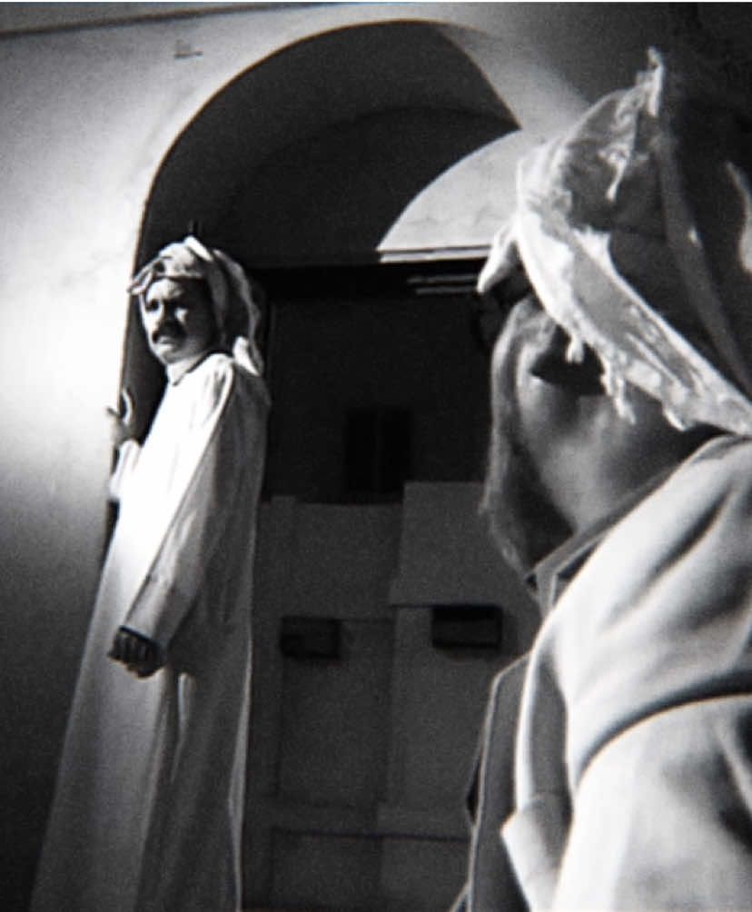 وين الضِّحِك والفرَح؟ وين الأهل والدّار؟ وين الفَريج الذي بَين المَحبّة دار؟ الماي، ذاك العسل ليش إمتلى بأكدار؟ اهَني عَرفنا اللّعب، واهَني تِمشَّينا، وهناك عِشّة سَعَف، فيها تَعَشَّينا. رُوح يا زَمان الحِزن، بِسْنينَك الشِّينة، ماظِن يَعود الفَرح، إلّا بِأهالي الدّار. #ملفى_الأياويد #خالد_الشيخ #الزمن_الجميل #علي_الشرقاوي #البحرين 