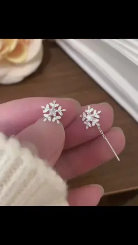Ai biết được hoa tai hình bông tuyết hợp với mùa đông thế nào! #bông tai#đồ trang trí tai#thiết yếu cho phụ nữ tinh tế#phụ kiện thời trang#chia sẻ trang sức