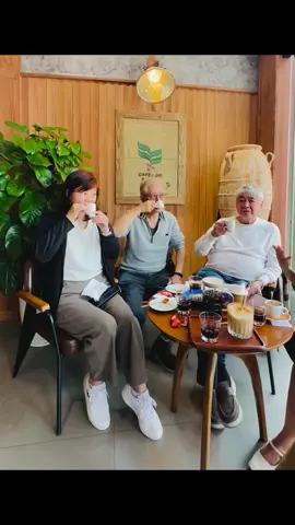 Khách hàng đa quốc gia tới shop thẩm thưởng cà phê đặc sản  espresso Robusta