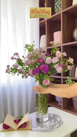 Cuối tuần bận trông con mà vẫn muốn có hoa đẹp để ngắm thì chọn hồng ngoại thả bình là nhanh nhất. #tiemgomvahoaluabongbong #binhgombattrang #binhmatho #hoahongngoai #binhthuytinh #gombong 