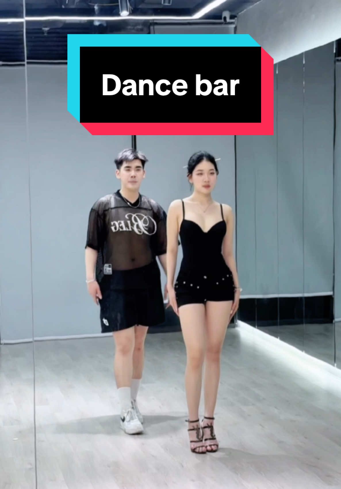 Đã thêm 2 em xinh đôi vào giỏ hàng 🤣 (dc: 🙋🏻‍♀️) #dancebarNgocanh 