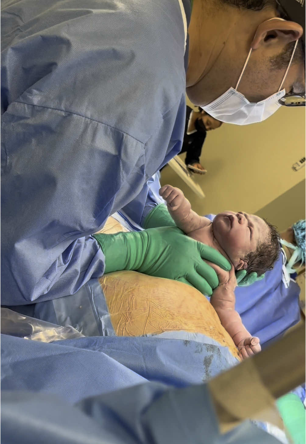El tener una cesárea con el Dr Alejandro Martínez, es otro nivel 😍❤️ #bebe #dralejandeomartinezcavazos #intocable #cesarea #bebeartesanal @dr.alejandromtz 