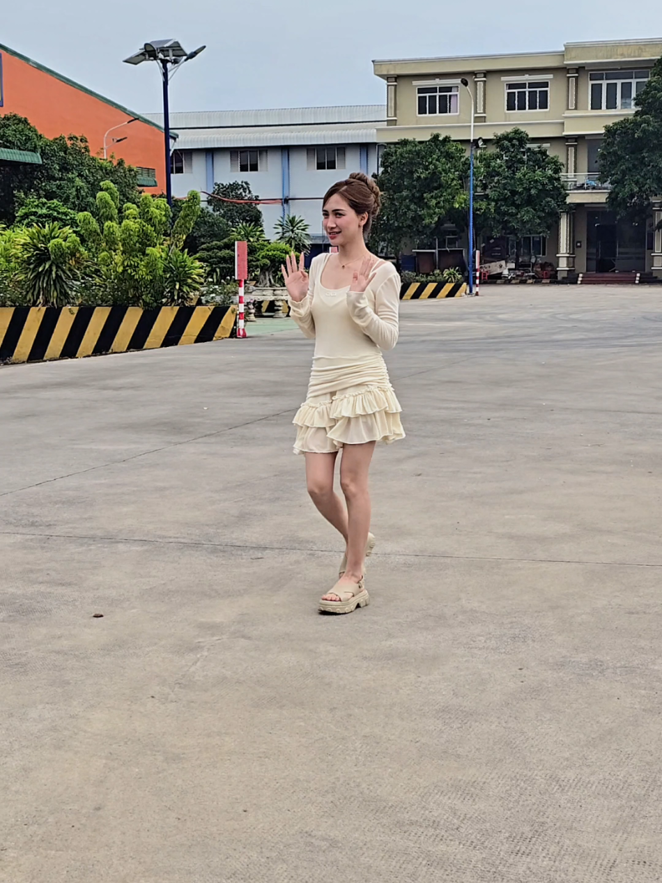 Cùng Hòa Minzy trải nghiệm sản phẩm hot nhất từ Nesty nào!  Hòa Minzy ghé thăm nhà máy Nesty, và lựa chọn của cô để di chuyển chính là đôi dép sandal NE24 một sản phẩm mới ra mắt của nhà Nesty!#Nesty #HoaMinzy #thoitrang #giaysandal 