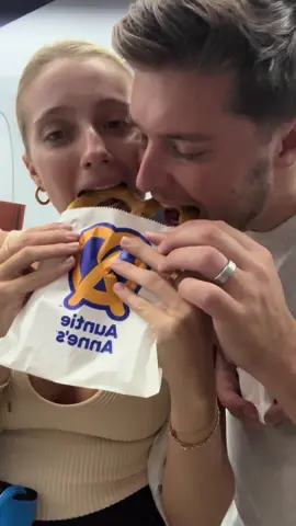 First time trying Auntie Anne’s! @Auntie Anne’s Pretzels 🥨 #foodies #tastetest #foodtiktok #foodreview #fastfood #pretzels #travel #roryandella 