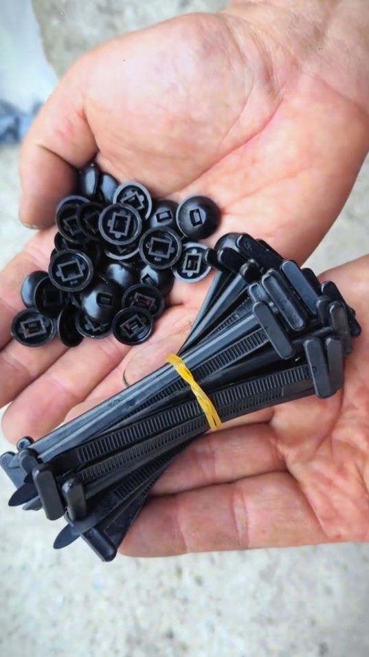 Nylon cable tie , buckle , through bolt . This kind of tool is usually used for the fixation of components in fields such as automobiles , as well as for fixing wiring harnessesand soon.20sets .Cabletiegumet kana ngayon#Multi-functional tie fixed card buckle piercing nail # tie buckle # car repair # car good things # car maintenance and repair # hardware tools #fyp #foryou #tiktokshop #goodthing 