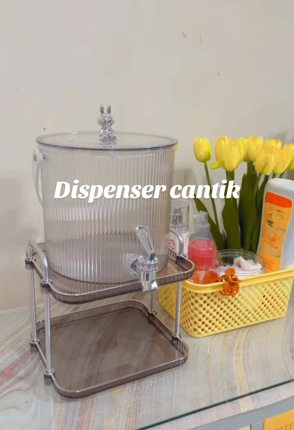 Dispenser cantik yang gak malu-maluin kalo ada tamu. Pas banget buat menyajikan minuman seger-seger. #dispensercantik #dispensermini #wadahminumandingin #tempatsirup 