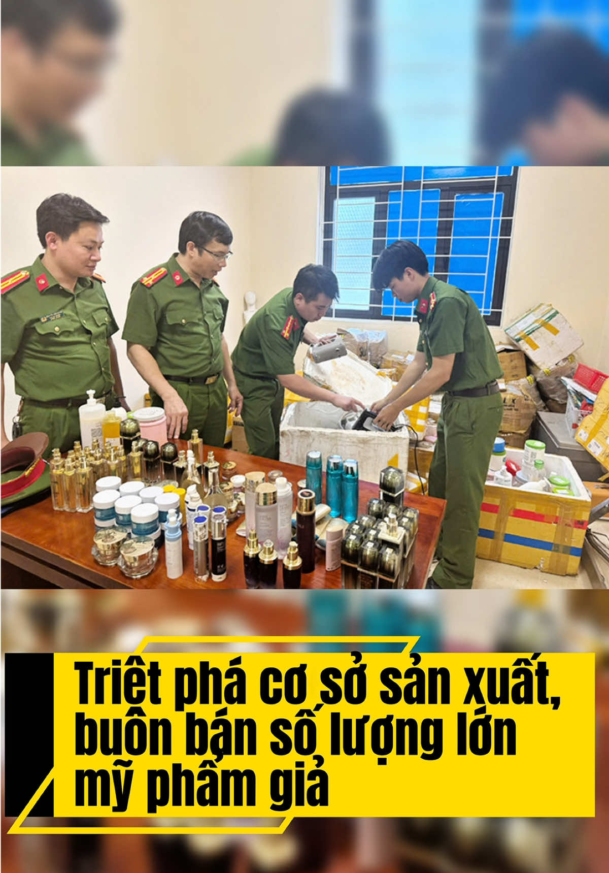 ⁉️🔥 Triệt phá cơ sở sản xuất, buôn bán số lượng lớn mỹ phẩm giả Văn phòng Cơ quan CSĐT Công an Thanh Hóa triệt phá cơ sở sản xuất, buôn bán số lượng lớn mỹ phẩm giả do Nguyễn Thị Dung (SN 1995, trú tại xã Hợp Thắng, huyện Triệu Sơn, Thanh Hóa) làm chủ. Trước đó, qua công tác nắm tình hình trên không gian mạng, Văn phòng Cơ quan CSĐT Công an tỉnh Thanh Hóa đã phát hiện Nguyễn Thị Dung thường xuyên lên mạng xã hội Tiktok để livestream bán mỹ phẩm của nhiều hãng nổi tiếng với giá thành rất rẻ. Nghi vấn đây có thể là đối tượng sản xuất, buôn bán mỹ phẩm giả, lực lượng công an đã tiến hành lập án đấu tranh. Văn phòng Cơ quan CSĐT Công an tỉnh đã phối hợp với Công an xã Minh Sơn (huyện Triệu Sơn) và Đội quản lý thị trường số 6, Chi cục Quản lý thị trường tỉnh Thanh Hóa tiến hành kiểm tra tại nhà Nguyễn Thị Dung thuê ở xã Minh Sơn, huyện Triệu Sơn. Qua kiểm tra, lực lượng chức năng đã phát hiện và thu giữ một số lượng lớn hóa chất, dung dịch các loại không rõ nguồn gốc xuất xứ, vỏ mỹ phẩm rỗng và các dụng cụ dùng để sản xuất mỹ phẩm giả gồm: 3 máy trộn, 7 thanh quay máy trộn cùng nhiều dụng cụ dùng để pha trộn mỹ phẩm. Đồng thời, tiến hành kiểm tra nhà ở của Nguyễn Thị Dung ở thôn Đồng Khang, xã Hợp Thắng, huyện Triệu Sơn, lực lượng chức năng phát hiện, thu giữ 256 chai mỹ phẩm (gồm 24 loại mỹ phẩm khác nhau như: kem tẩy trang, kem dưỡng da, serum trị mụn, kem làm trắng da)…do Dung tự sản xuất; 122 lọ mỹ phẩm (gồm 5 loại mỹ phẩm) không rõ nguồn gốc, xuất xứ, không hóa đơn, chứng từ và giấy phép kinh doanh… Quá trình đấu tranh, Nguyễn Thị Dung khai nhận: Khoảng tháng 12/2024, Nguyễn Thị Dung đã tham gia hội nhóm chuyên mua bán mỹ phẩm trên mạng xã hội Facebook và liên hệ đặt mua mỹ phẩm về bán tại nhà qua Facebook cá nhân và trang fanpage 