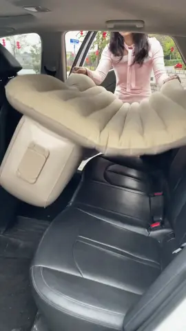 【後排秒變舒適大床房】車載後排自動充氣床墊，快速自動充氣，幾分鐘就能將車內後排轉化為寬敞舒適的睡床。旅途疲憊時，隨時躺下享受如在家中的好眠，長途旅行、郊外露營都超實用，輕鬆提升出行體驗！