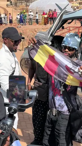 Diamond Platnumz arriving in Ntungamo Uganda on his helicopter for the coffee marathon concert #diamondplatnumz #diamondplatnumzliveinuganda #diamondplatnumzinuganda #africacoffeemarathon #bricepromotionz 