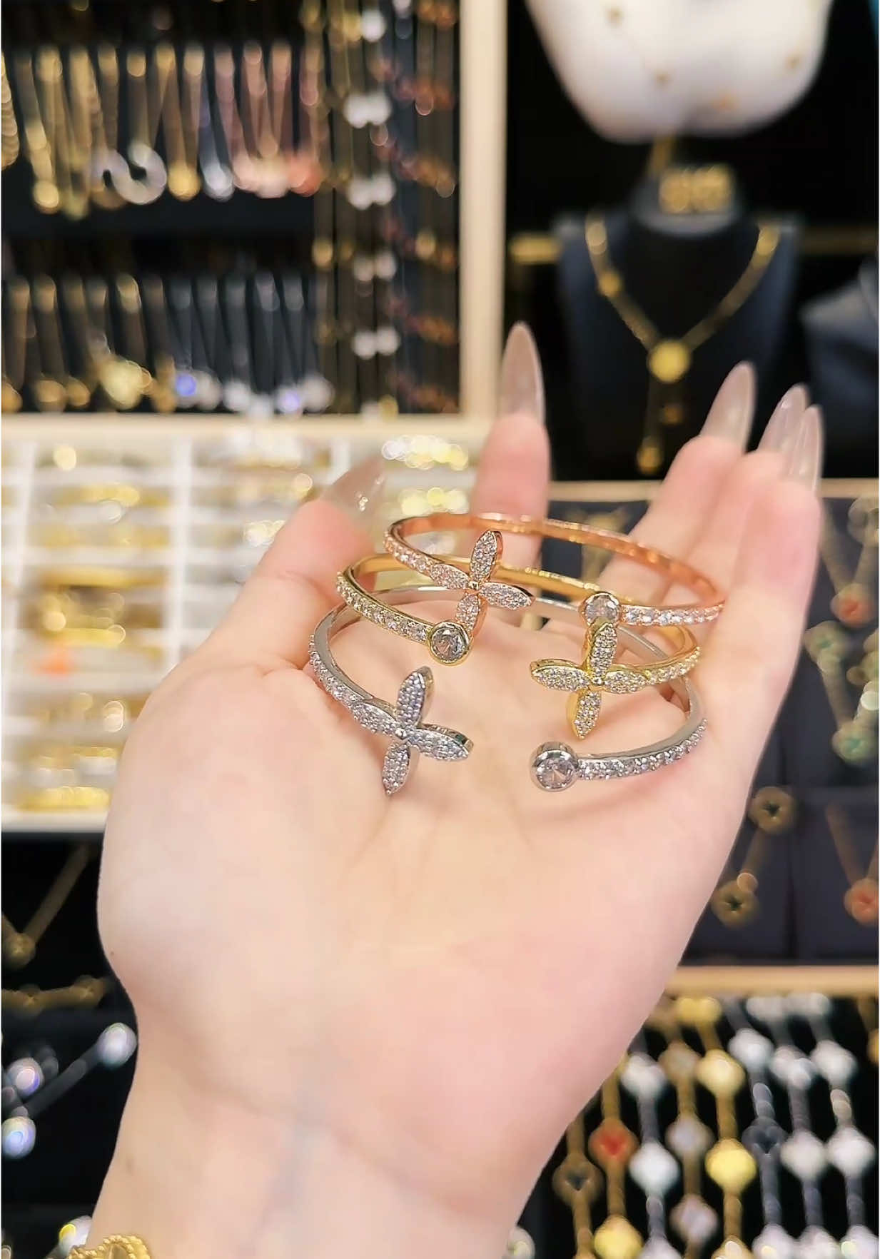 Vòng cứng 4 lá tuỳ chỉnh thích hợp mọi cỡ tay ☘️#bonla🍀 #ladybosstrangsuc #trangsucdep #daychuyennu #vongdeotay #tiktoklive #livehighlights 