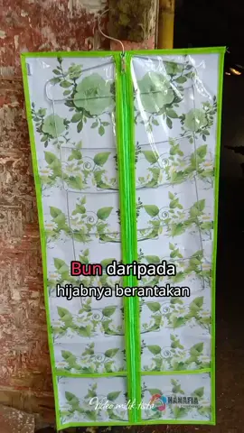Dari pada hijabnya berantakan pake rak gantungan ini aja Bun 🥰 #rakgantungjilbab #rakhijab #rakgantung #rak 