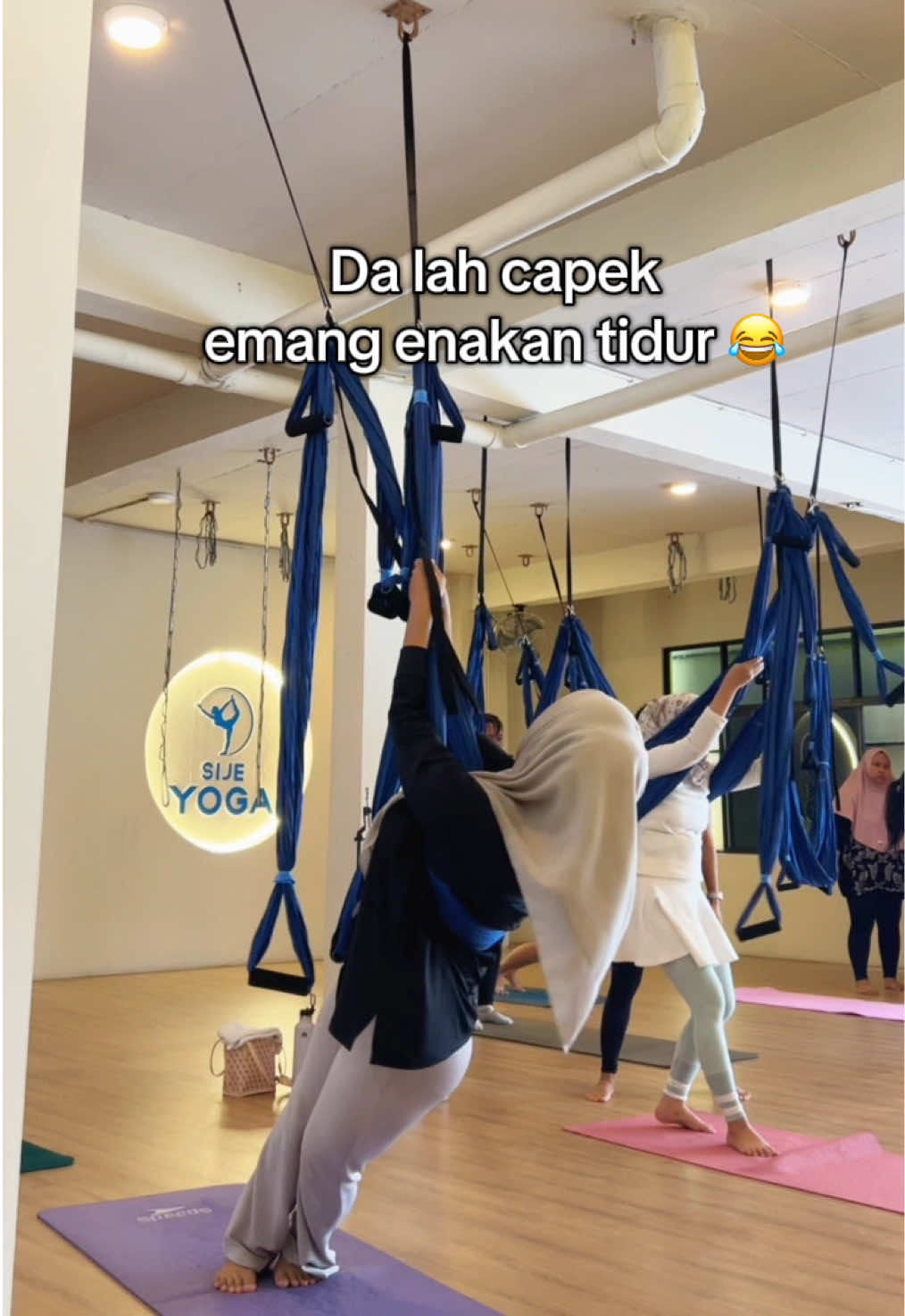 Nyobain swing yoga untuk pertama kali nya malah kebanyakan ngakaknya . Maafkan eyke yaa 🤧.    #fyp #fypdongggggggg #fypシ゚ #yogacore #yogagirl #pemula #olahraga #ketawa #ngakak #batam #batamyoga #yogabatam 