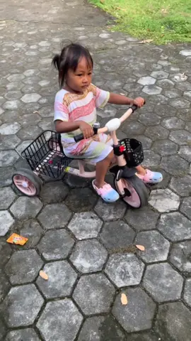 “Cari sepeda anak yang kokoh tapi ringan? Bentunya lucu lagi, Ini dia solusinya! Anak langsung jatuh cinta pas coba pertama kali 😍 📌 Link pembeliannya ada di bio! #ReviewJujur #SepedaAnak #TikTokAffiliate”