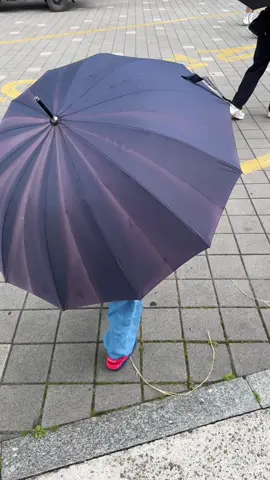 Hahahaha cutes banget pake payung gede ☔️👶🏻 OTW jajan mobil2’n 🚙 #mainananak #jiwoo #jajan #payungnyalucu #lucubanget #fyp #fypindonesia 