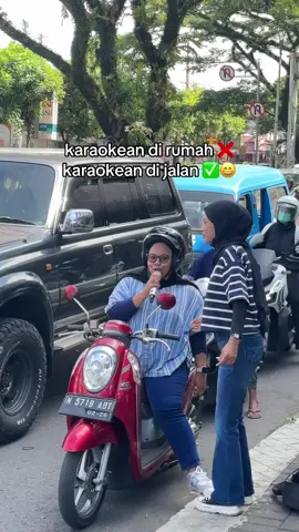 Sing along bareng yuuukk ini namanya Amazing Malang Art Corner, live music gratis yang kami adain untuk menyambut weekend bareng pengendara depan Greendome Malang ✨ . #greendome #amazingmalang #artcorner #malang