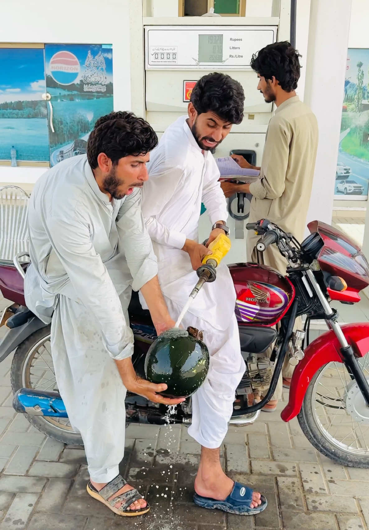 Tarboz Me petrol ⛽️ Chori🥺 #foryou #fypシ #teammts #mrbeast #shorts #shahzadayoub4 #mrbeastchallenge #fiazfk #teamlofi2 #shahzadextra #trending #indiatiktok #teammk #treanding #short 
