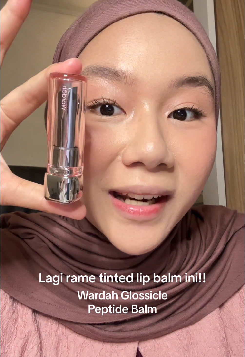 Tim makeup tipis dan ngandelin tinted lip balm ajaaa, lately lagi suka si glossicle wardah ini! Kalian dah coba belomm? #simplemakeup #tintedlipbalm #glossicle #wardahglossicle  #glosscircle