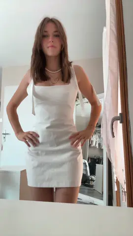 j’ai un anniversaire se soir et je sais pas quel robe mettre aider moi svp 🙏🏼😭#pourtoii #fyp #outfit 