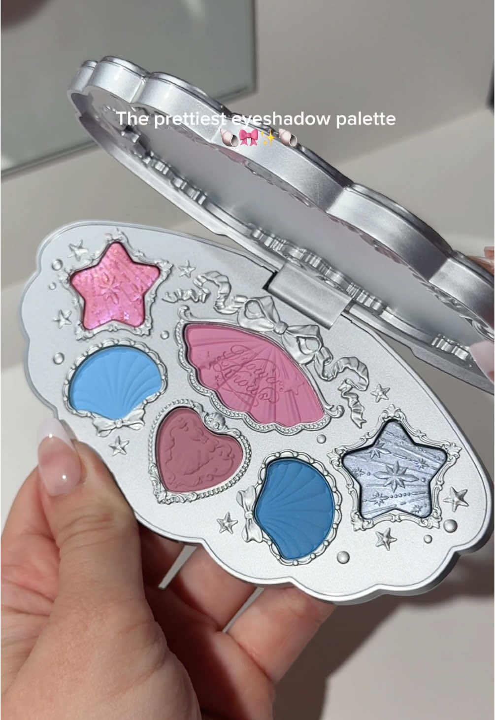 The prettiest eyeshadow palette 🐚 ✨🎀  @Flower Knows Makeup new shell’s Jewel 6-color makeup palette  Shade: mermaids tears 🐚 🎀 
