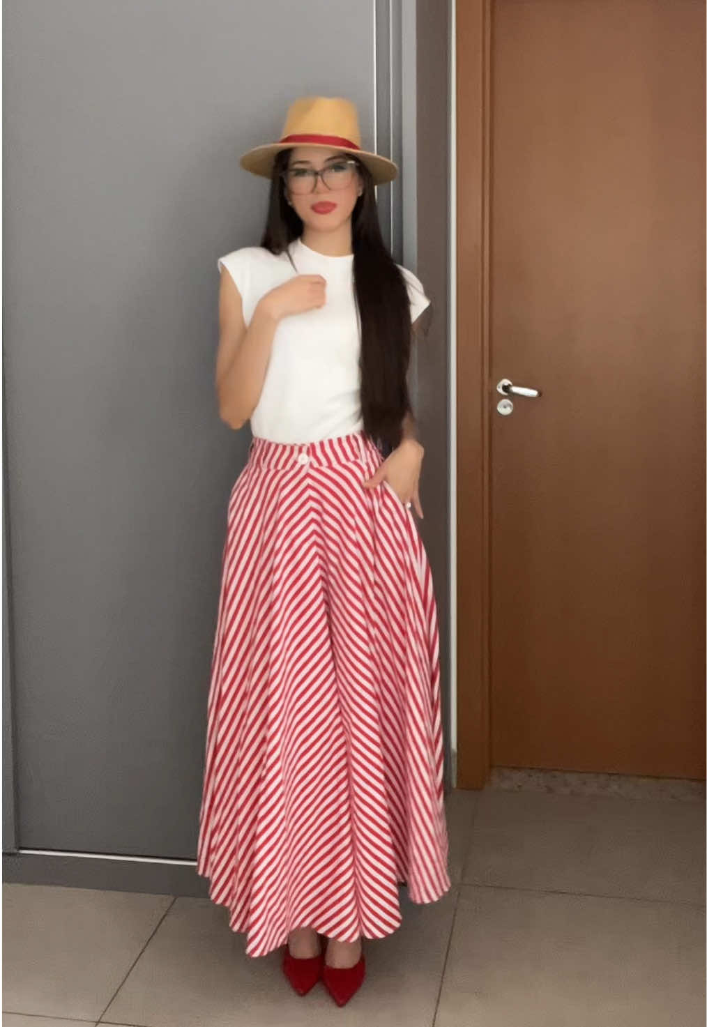 Seria exagero querer usar chapéu em todo look ? 😬🤍♥️😮‍💨  #feminine #look #model  #ootdinspiration #outfit #outfitinspo #prettylitlebaby #lookday #lookdodia #paratii  #vintage #classystyle #classy  #girls #conniefrancis #hat #skirts 