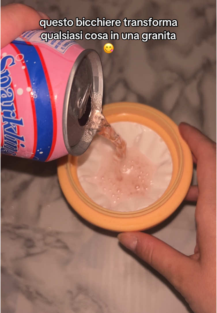 Questo bicchiere transforma qualsiasi cosa in una granita 😋🧊 #granita #estate #ghiaccio #bevandafresca #bibita #bicchieremagico #slushycup #slushymaker #slushy #italia  Questo bicchiere transforma qualsiasi cosa in una granita. È perfetto per rifreacarsi d’estate. Bevanda fredda in un minuto! ❄️