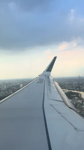 A321 Vietnam Airline Carbin Crew Prepaer For Landing 🇻🇳 #aviation #airplane #airplanemode #aviationdaily #aviationlovers #airplanetiktok #pilot #piloteyes #pilotlife #takeoff #landing #video #reels #airport #copilot #captain #mylife #HCMC #vietnam #airbus #a321 