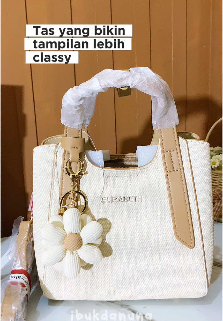Tas elizabeth tang bikin tampilan lebih classy #tas #handbag #taselizabeth #taswanita #tascantik 