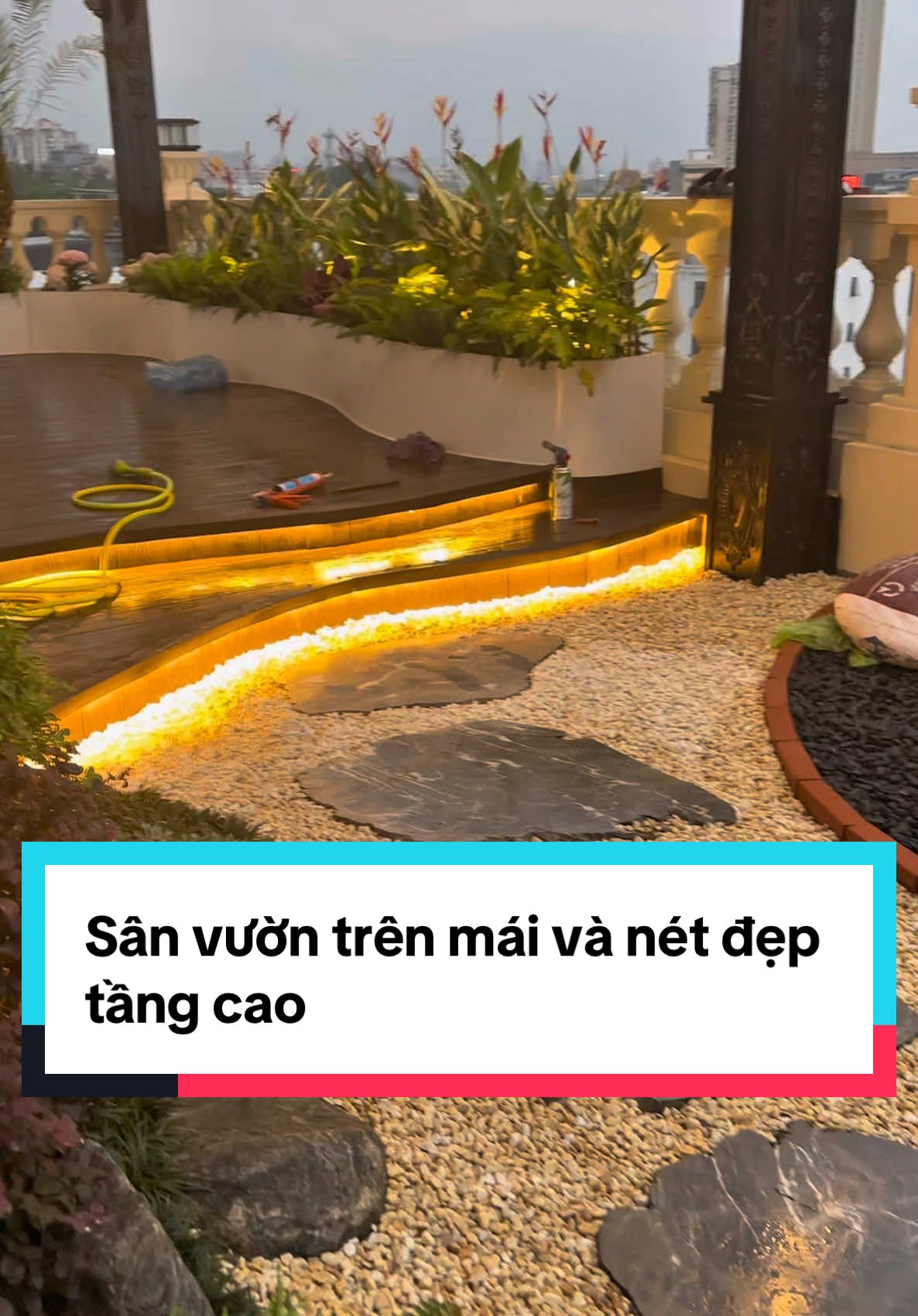 Sân vườn trên mái tiết kiệm không gian nhưng vẫn có một không gian xanh thư giãn giá trị . Nét đẹp của tự nhiên trên những tầng cao #sanvuonphuongdong #sanvuondep #thietkesanvuon 