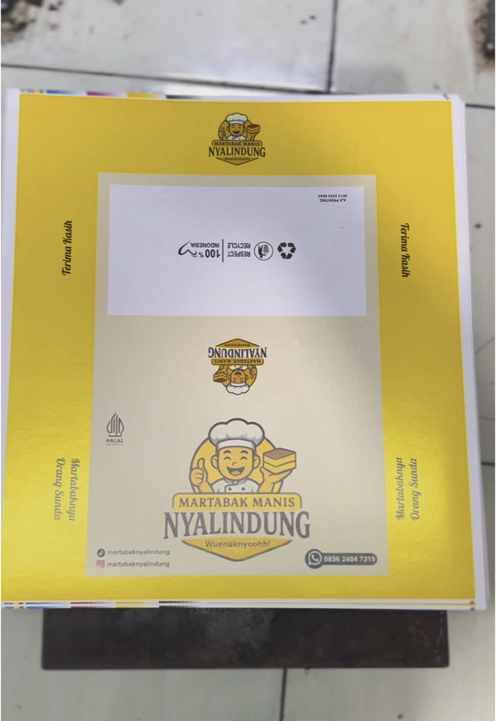 Cetak Custom Packaging Martabak.Jika teman-teman tertarik untuk melakukan custom packaging kemasan makanan, Aji Printing bisa menjadi pilihan yang tepat. Kita dapat membantu dalam mendesain dan mencetak kemasan sesuai dengan kebutuhan dan branding produk kalian. Pastikan untuk menghubungi 📞WA 081322546543  📍Jl.Kanggraksan Utara No.14 Cirebon. untuk mendiskusikan detail yang diinginkan, seperti ukuran, bahan, dan desain yang cocok untuk produk yang akan dikemas. Dengan kemasan yang menarik, produk makanan kalian bisa lebih menonjol di pasaran! #percetakan #ajiprinting #percetakanmurah #percetakanindonesia #usaha #printing #bisnis #percetakancirebon #percetakanoffset #custompackaging #packaging #packagingdesign #martabak #martabakmanis #packagingmakanan #fyp #cirebon #mesinoffset #fypage 