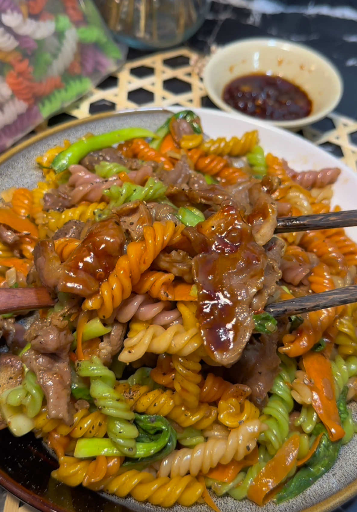 Nui xoắn rau củ hấp dẫn quá mấy chị thử nấu cho gia đình mình ăn đổi khẩu vị lun nhé #ancungtiktok #duyenoioi #food #anvat #reviewfood #nuixoanraucu #nuixaobo 