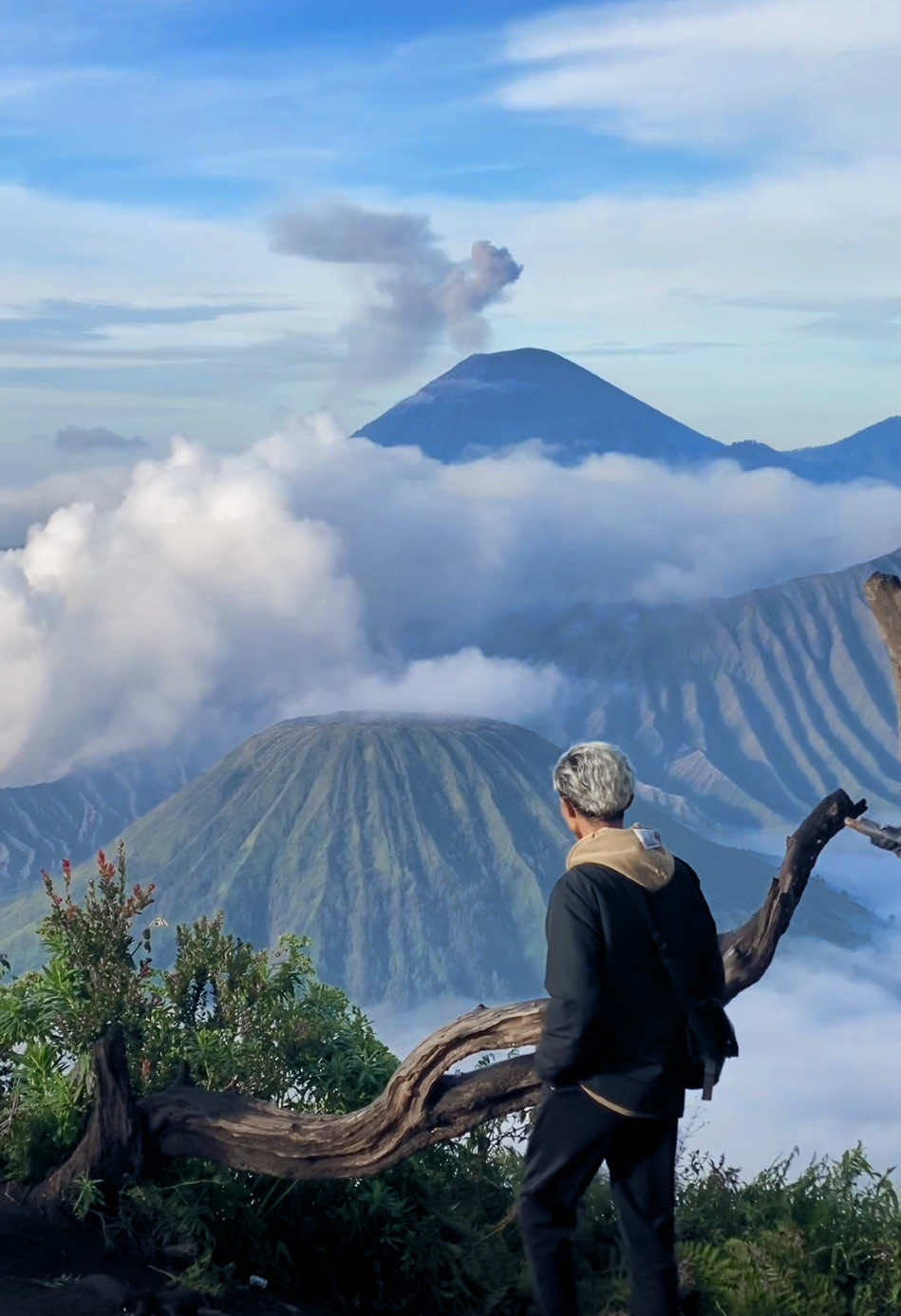 Kamu terlalu sibuk dengan pekerjaanmu sampai lupa untuk menghibur hati seseorang…. Ada yang mau aku ajak ke sini gak?Ajak pacar,keluarga ke Bromo bareng Team kita… #bromo #sewajeepbromo #explorebromo #fyp #tripbromomurah #foryou #tourbromo #bromotenggersemeru #travelbromo #sewajeepbromomurah #gunungbromo #bromo火山 