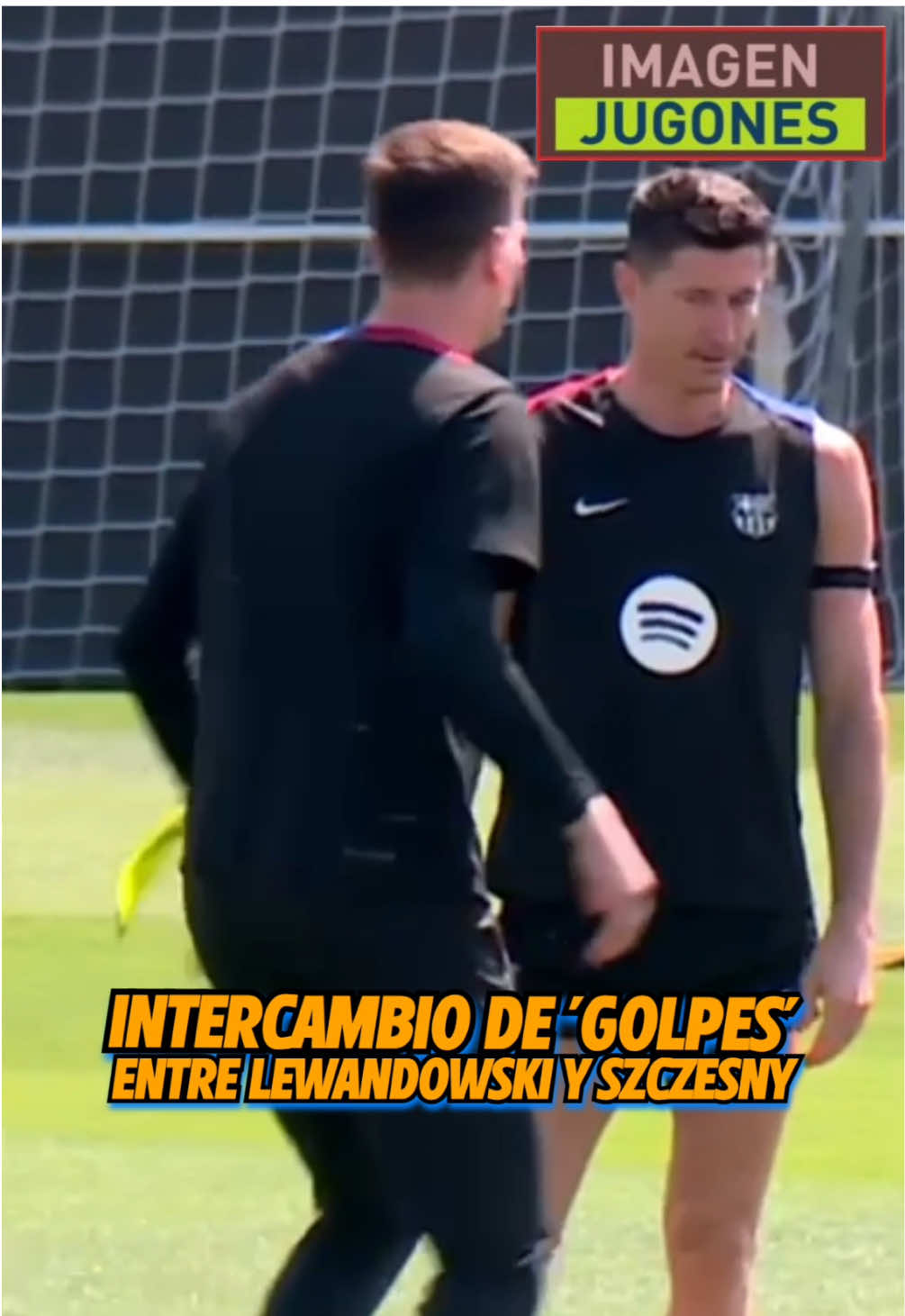 💣 Va a ser LO MÁS VIRAL del DÍA… 🥊 El intercambio de ‘GOLPES’ entre SZCZESNY y LEWANDOWSKI en el entreno del Barça. 📹 Josep Soldado #elchiringuitotv #tiktokfootballacademy #deportesentiktok 