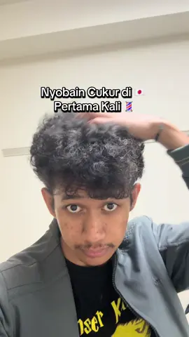 Nyobain cukur rambut pertama kali di Jepang 💈 Ekspektasinya bakal detail, rapih, keren dah pokoknya. Udah kasih gambar, dia cuman bilang gabisa 0cm pinggirnya,  maksimal 3cm. Oke kita keluarkan kata kunci “daijoubu”. Udah dieksekusi paling 7 menit tibatiba udah aja berakhir dengan hasil seperti di video ☺️👍 mau protes tapi nihongo wakaranai.. untung masih bisa terselamatkan 🥲🤲 1300yen murah sih memang dibanding barber lain, tapi mending di Indo 40rb udah keramas pijet 🙏🏻 #haircut #japan #fyp  #barbershop