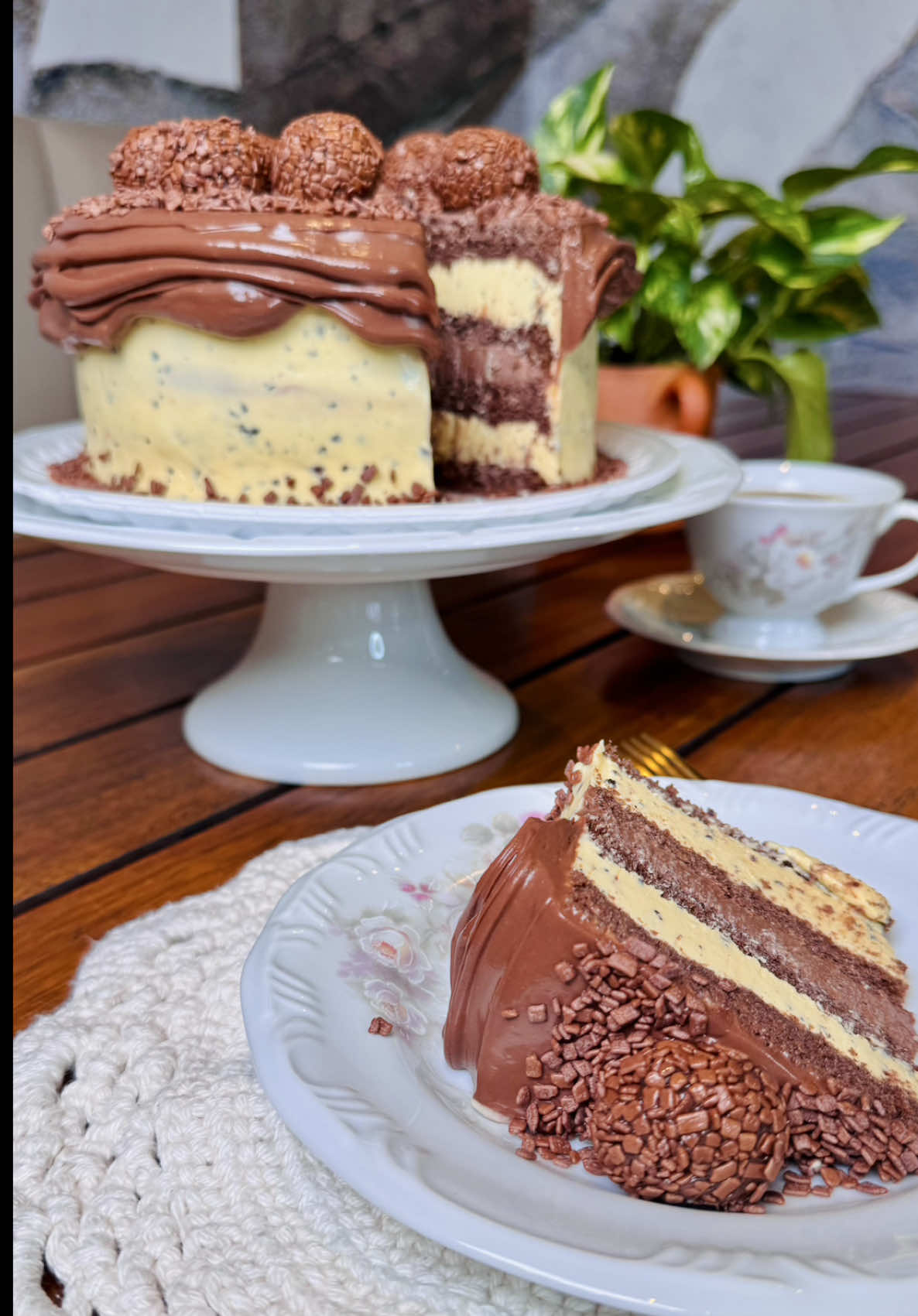 Sabe aquele bolo que você prova e pensa: “por que eu nunca comi isso antes?” É ele. Maracujá com chocolate meio amargo — ousado, cremoso e com aquele azedinho que dá vontade de repetir. Confia e experimenta 🍫💛